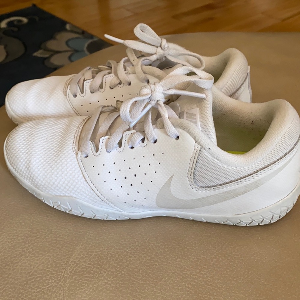 Nike Girls’s Cheer shoes size 2Y